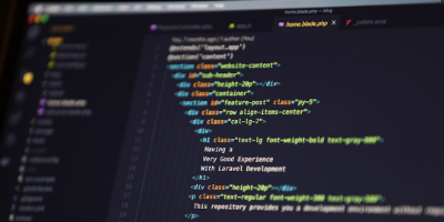 Assiette de pâtes pimentées sur table en bois